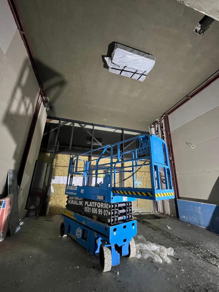 Manlift kiralama ve satın alma süreçleri hakkında bilgi edinin. İşlerinizi güvenli ve verimli hale getirmek için uygun manlift seçeneklerini nasıl bulabileceğinizi, kiralama avantajlarını ve dikkat edilmesi gereken önemli noktaları keşfedin. Antalya Lift'in uzman ekibi ve esnek kiralama koşulları ile projelerinizi başarıyla gerçekleştirin.